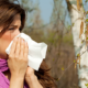 Kvinde pudser næse pollen allergi